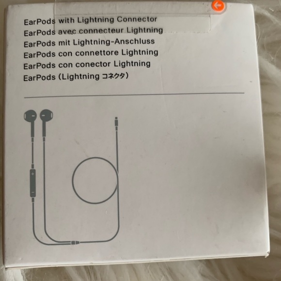 Apple EarPods NWT - Picture 2 of 2